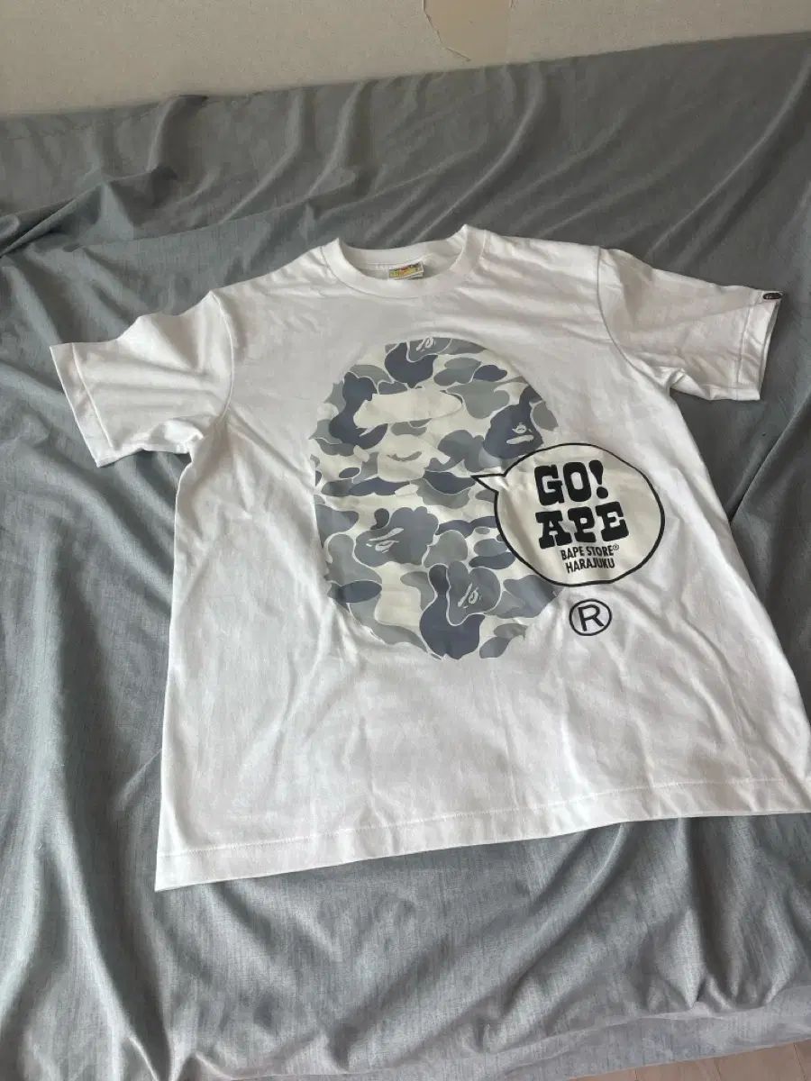 A BATHING APE アベイシングエイプ カモフラ半袖Tシャツ 白 (未使用商品)