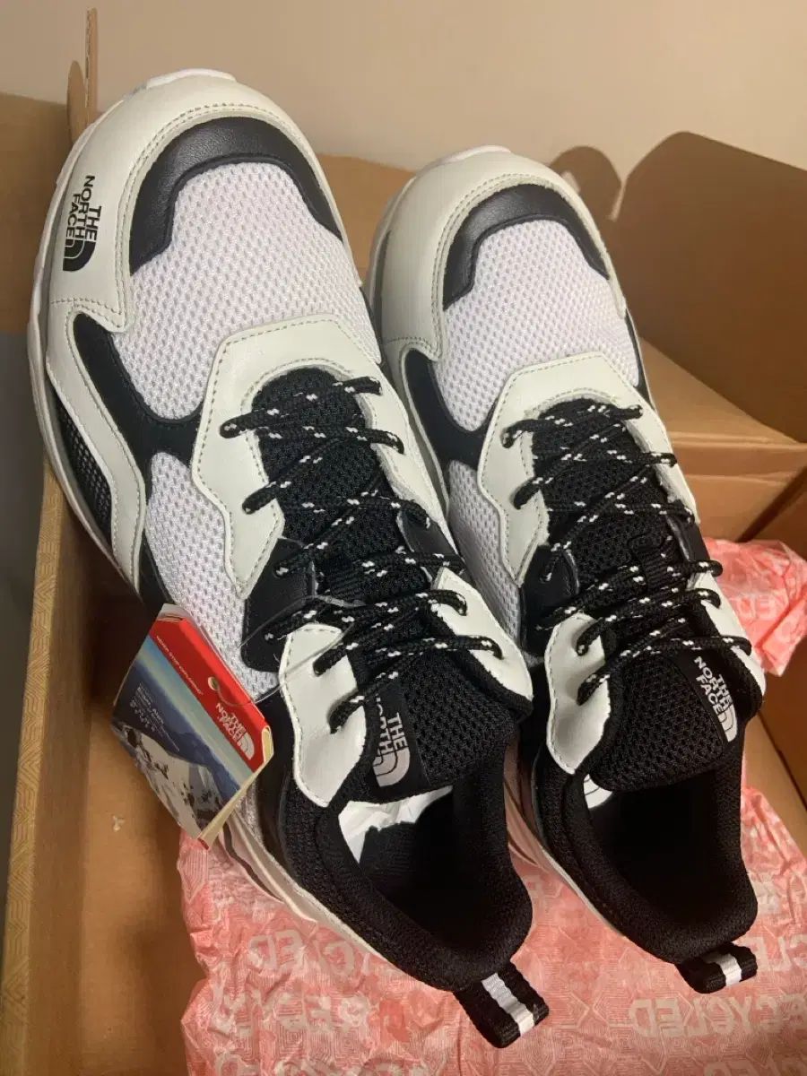 新品 THE NORTH FACE ザノースフェイス スニーカー 白 黒 6,700円