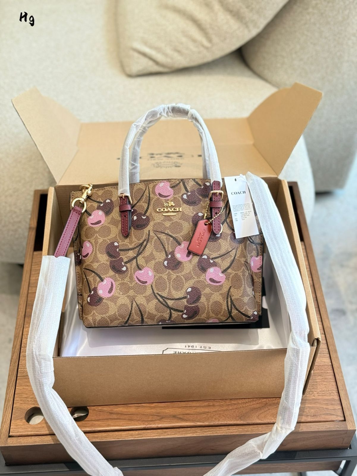 【今日特価】チェリーコレクション Coach Mollie 25 トートバッグ！新品入荷！送料無料！在庫限定セール価格！