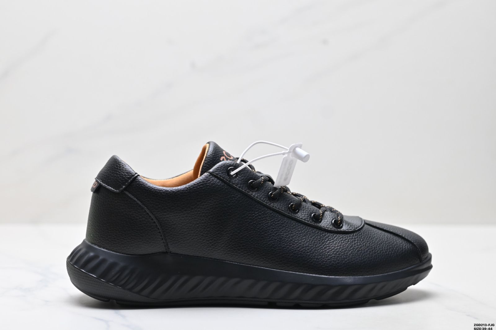 【今日特価】ECCO / エッコ メンズ 真皮レジャーシューズ 秋用 軽量で快適な丸首スニーカー。