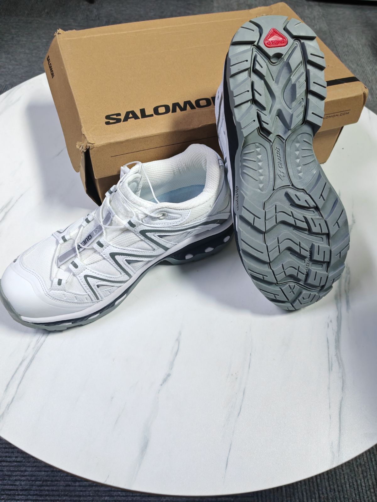 SALOMONサロモン XT-Quest ファブリックレザー ローカット アウトドアシューズ 男女兼用　ホワイト