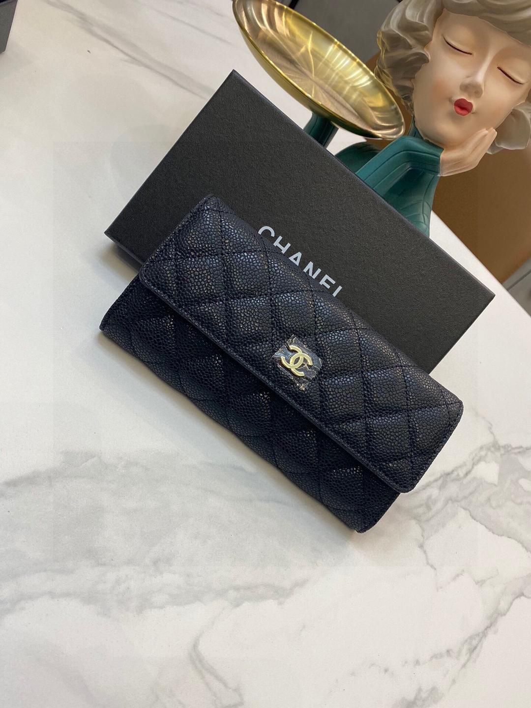 CHANELシャネルのシンプルな女性用ブラック財布
