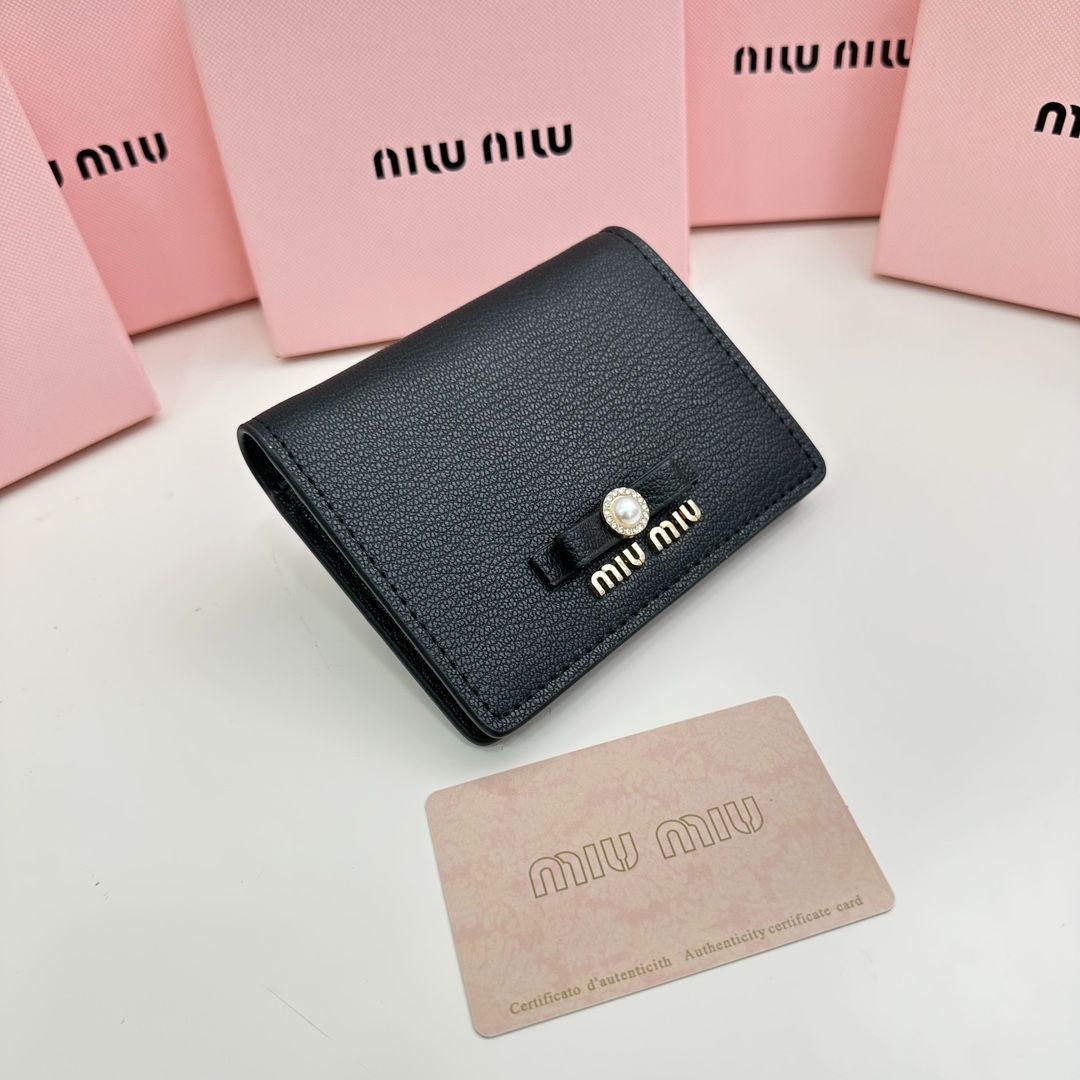 【本日限定】?miumiu 最新モデル 5236 マルチカードケース ? 3色展開！高級感あふれるコンパクトデザイン[本日特価|新品未使用品]