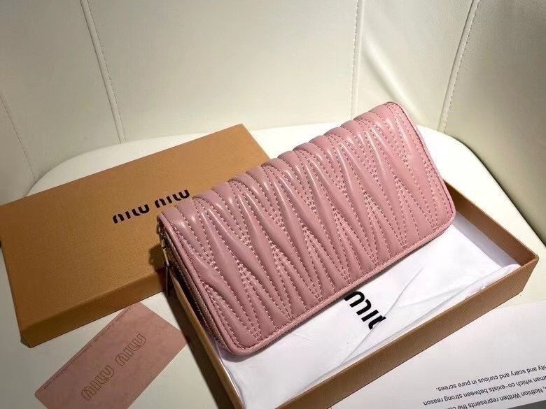 miumiu ウォレット/財布、両用パスケース、カード/キーケース[本日特価|新品未使用品] - サムネイル