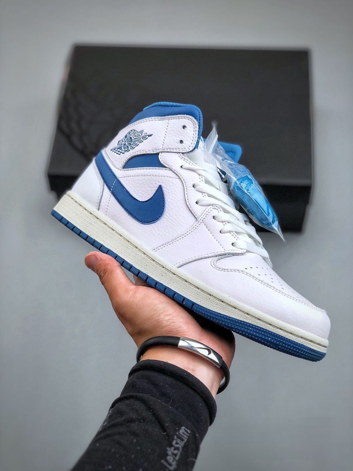 お値下げしました??即購入新品箱付?? ナイキ スニーカー Air Jordan AJ1 Mid 男女兼用 ジョーダン