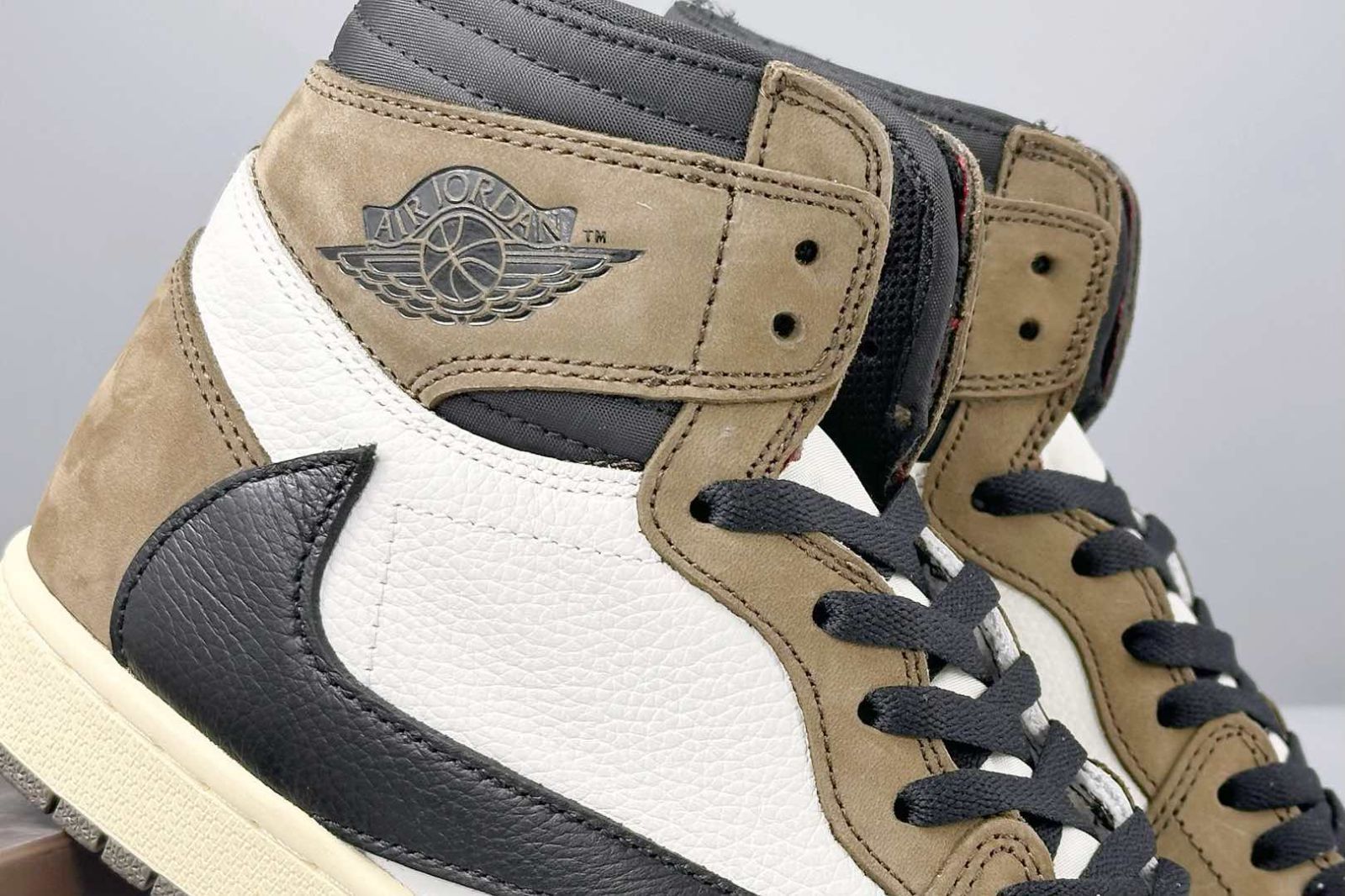 トラヴィススコット × ナイキ エアジョーダン1 レトロ ハイ OG TS SP セイル/ダークモカCD4487-100｜スニーカー