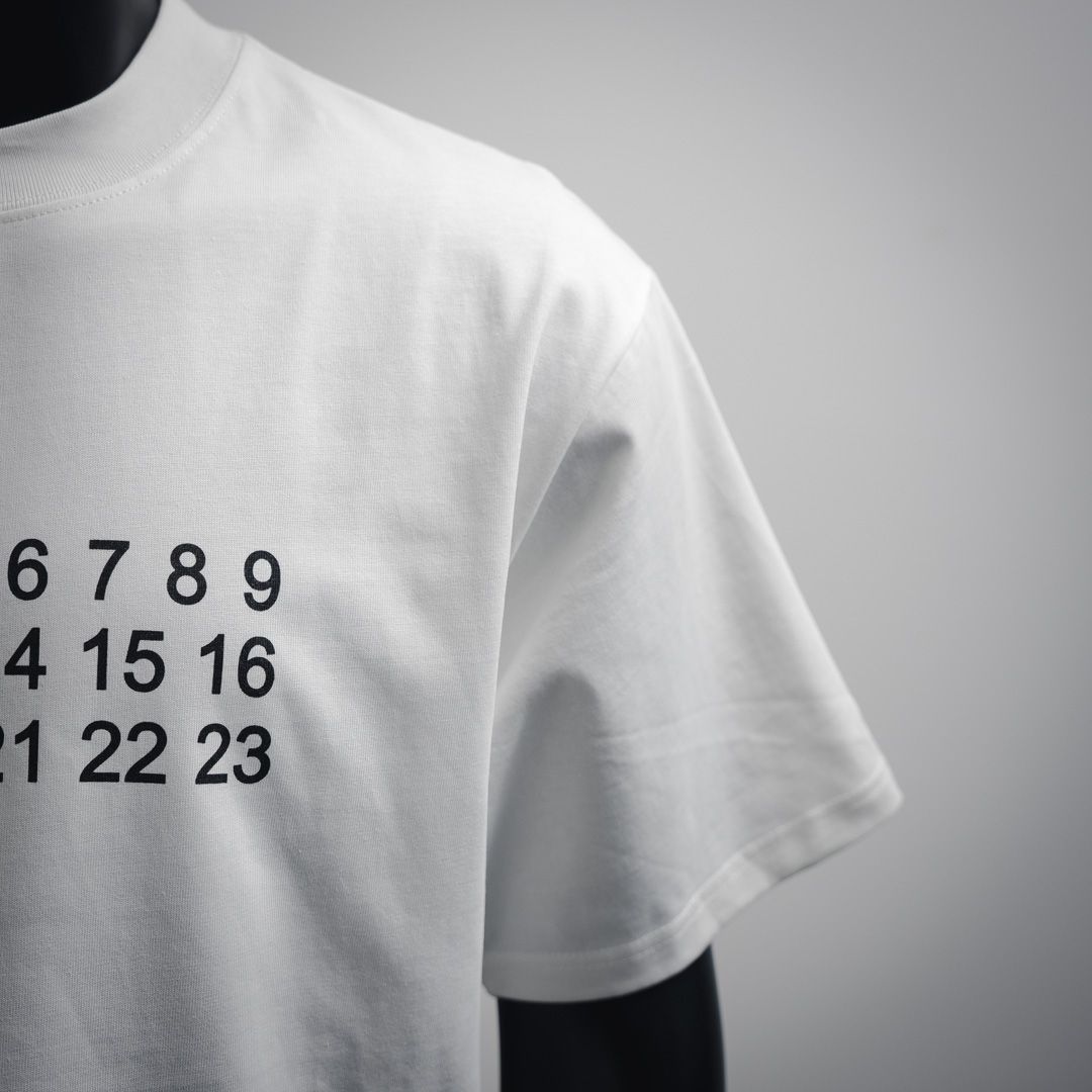 【今日特価】MaisonMargiela 25ss ナンバー 3 文字プリント T シャツ