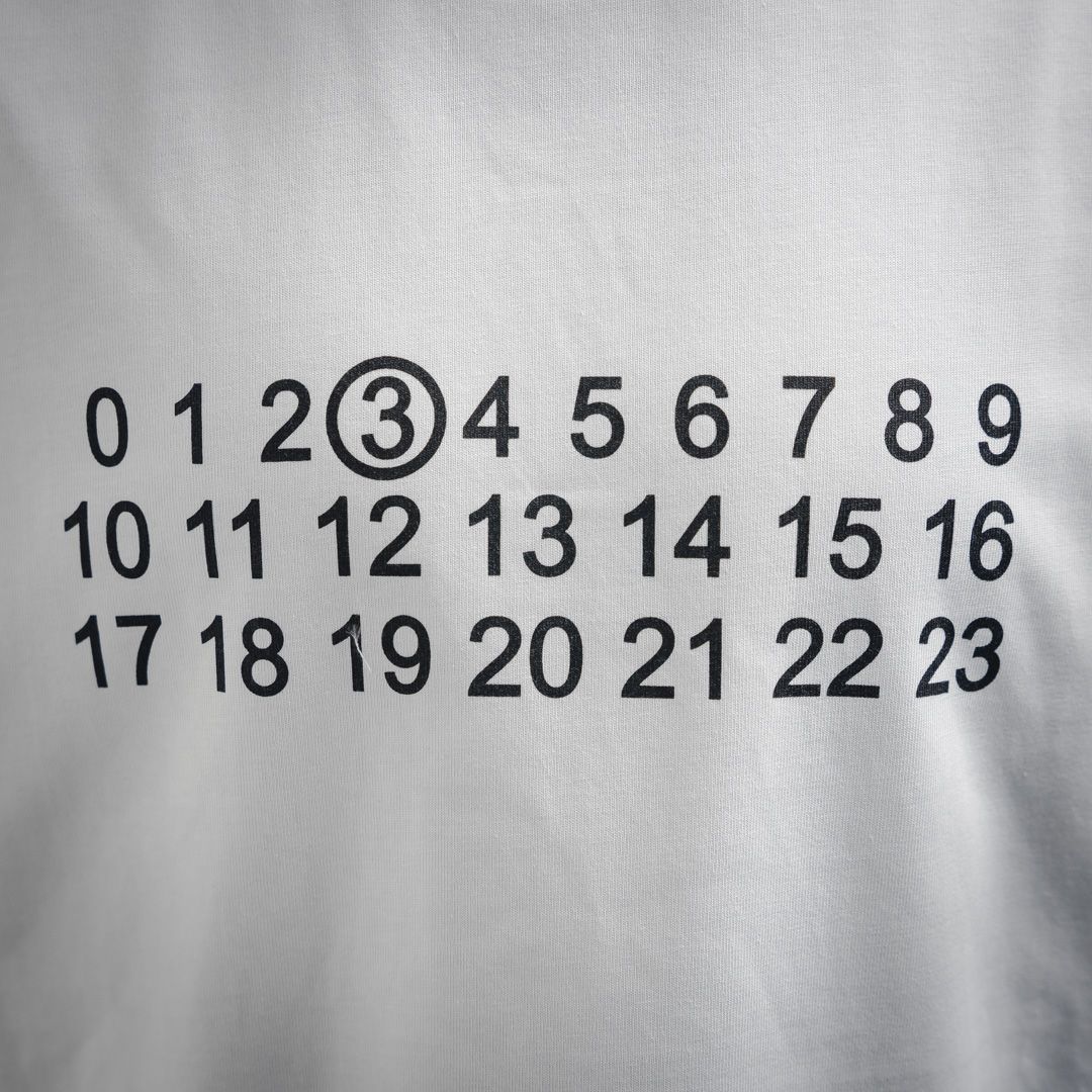【今日特価】MaisonMargiela 25ss ナンバー 3 文字プリント T シャツ