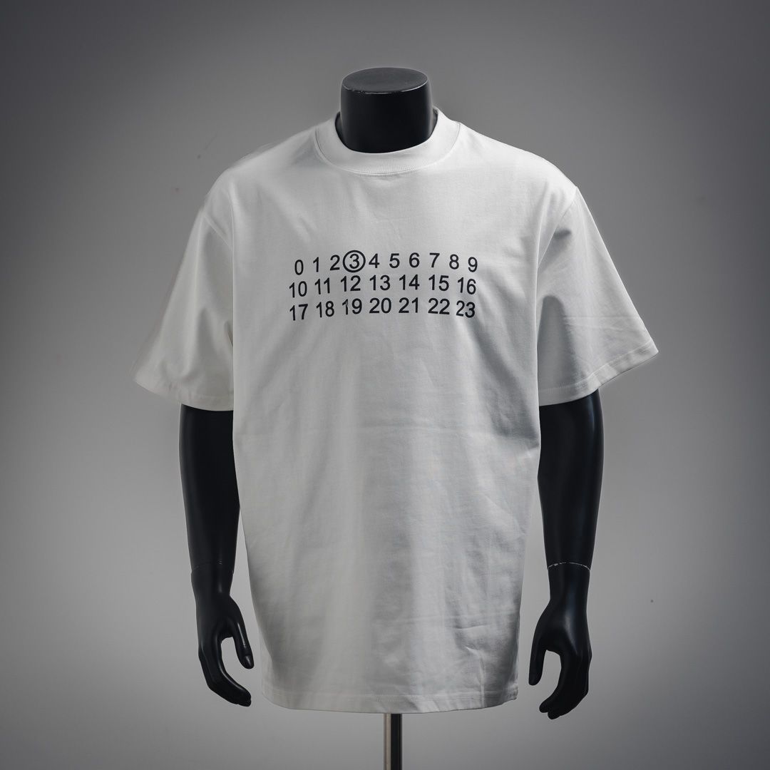 【今日特価】MaisonMargiela 25ss ナンバー 3 文字プリント T シャツ