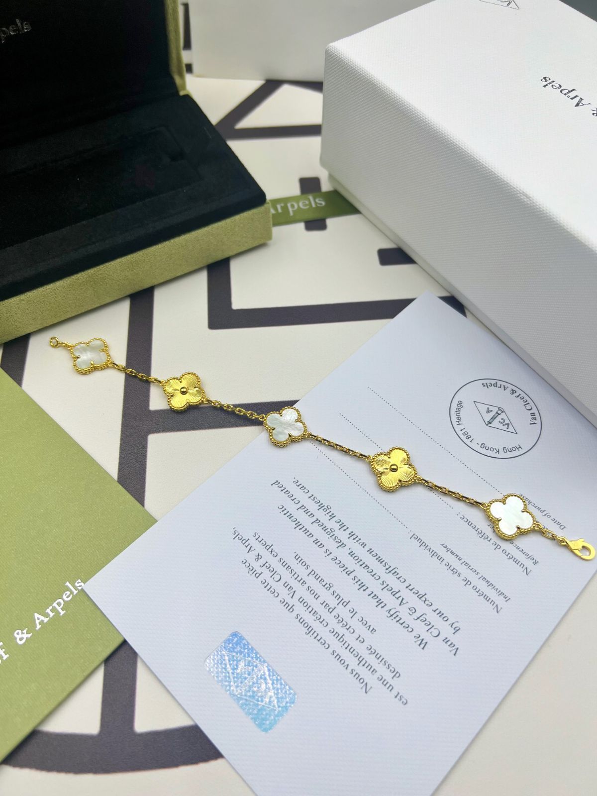 [Van Cleef & Arpels] ヴァン クリーフ＆アーペル 四つ葉のクローバー ホワイト マザーオブパール レーザー ネックレス｜本日限定特価｜新品未使用