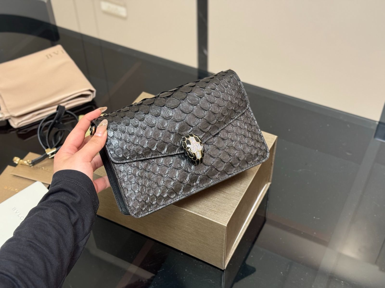 【今日特価】Bulgari クラシック バッグ！国内送料無料！限定在庫セール価格です！