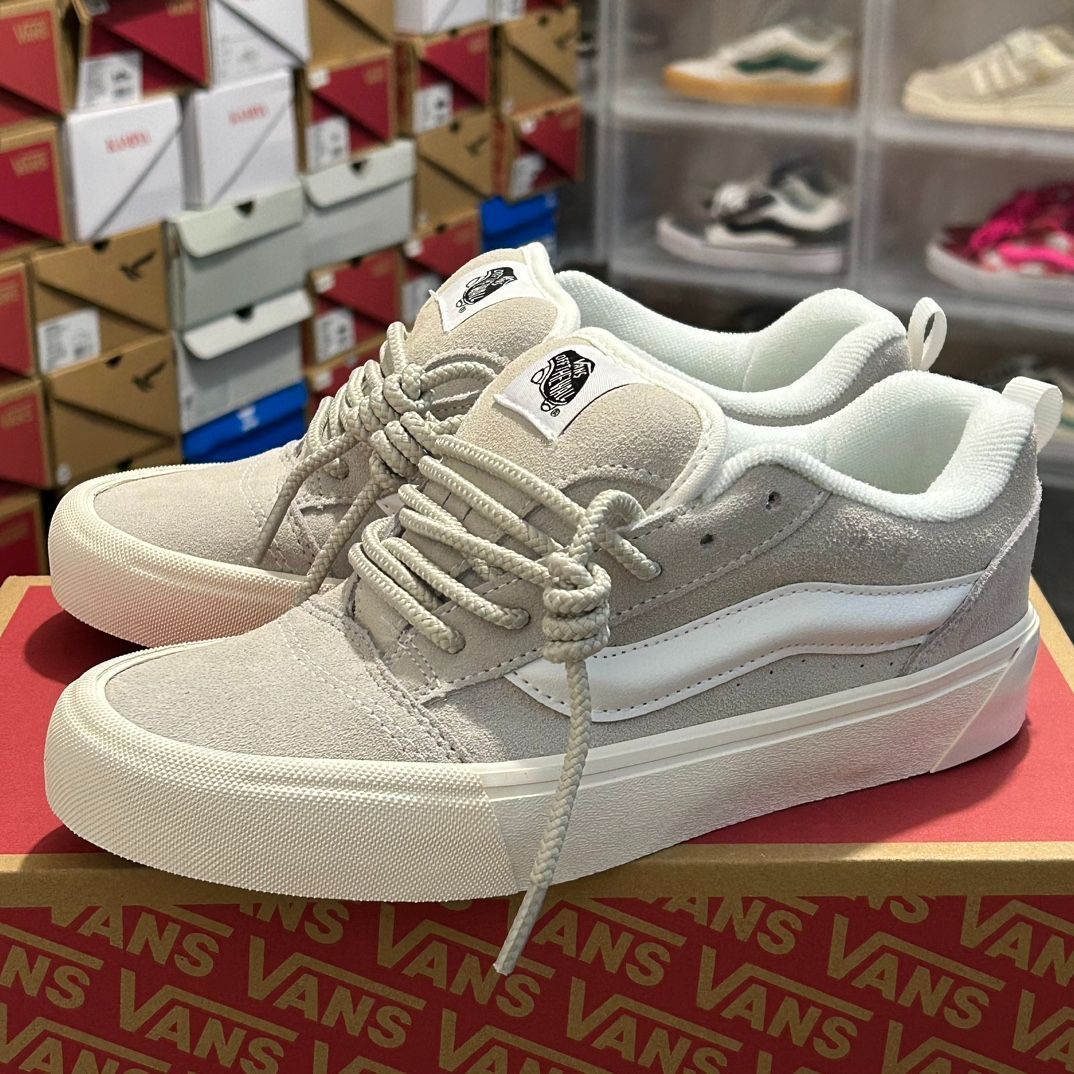 【今日特価】Vans Knu Skool スキッド防止・ショックアブソーブ ローカット スケートシューズ 男女兼用 麻紐柄 グレー & ホワイト！送料無料！在庫限定のお得な価格です！