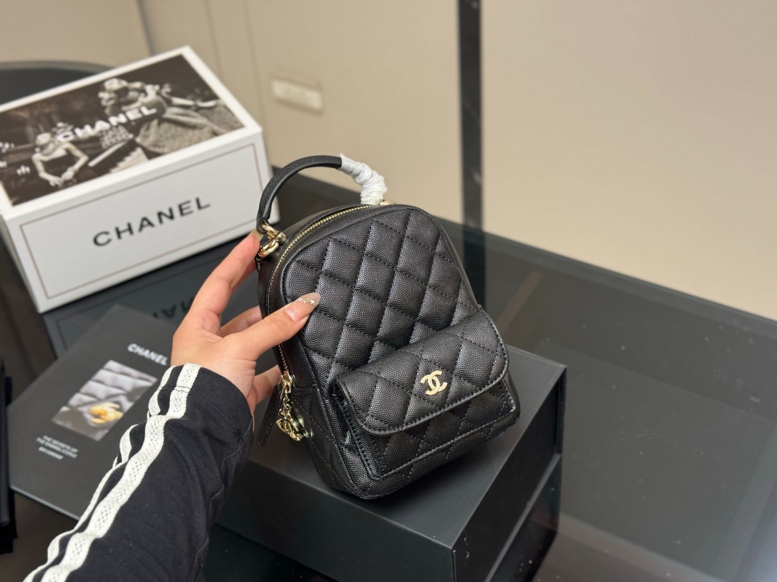 【今日特価】Chanel 24c ミニバックパック ブラック レザー サイズ 13×18cm 送料無料 今の在庫はセール価格！