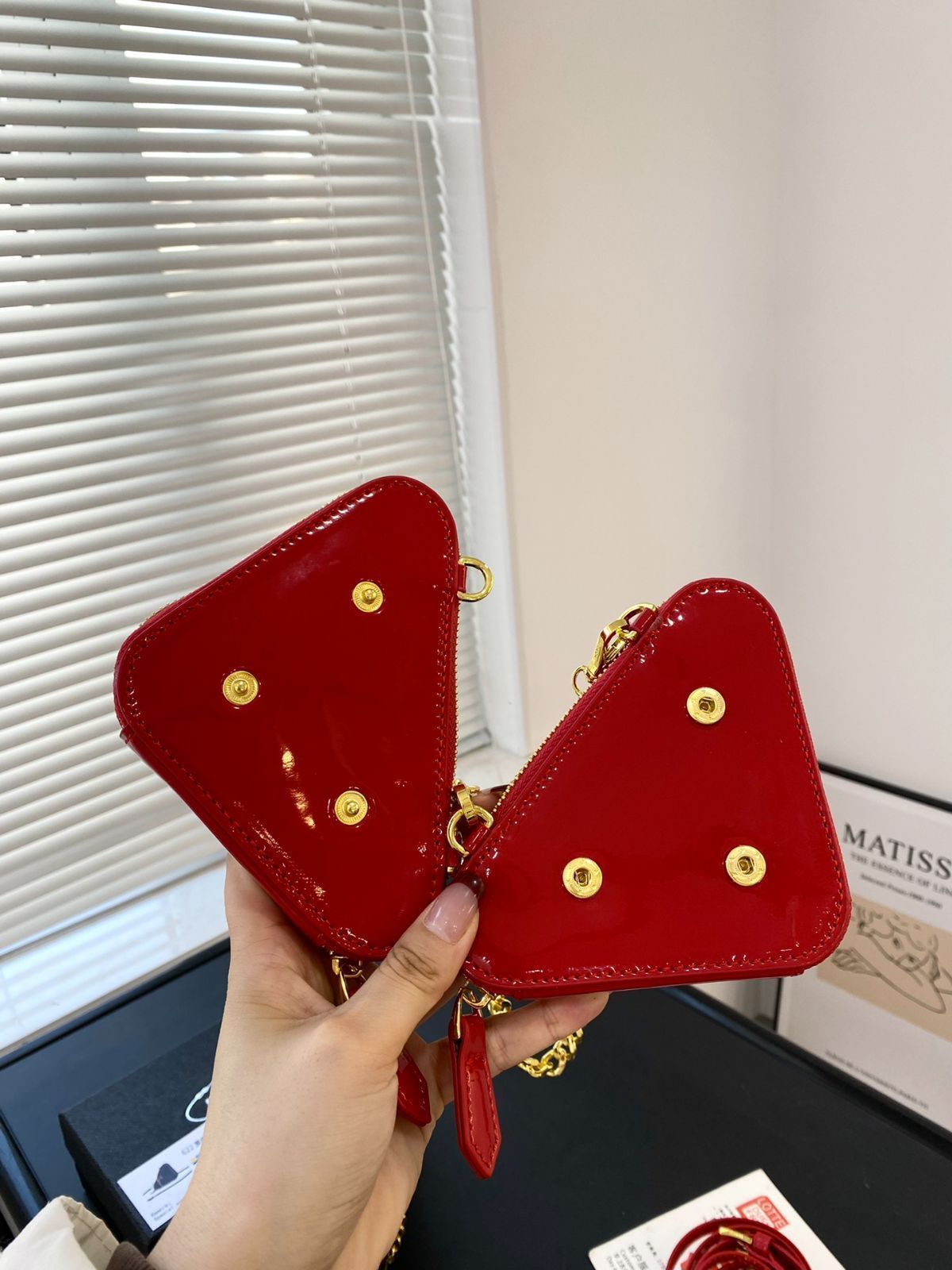 PRADA プラダ 三角リップバッグ（ボックス付き）