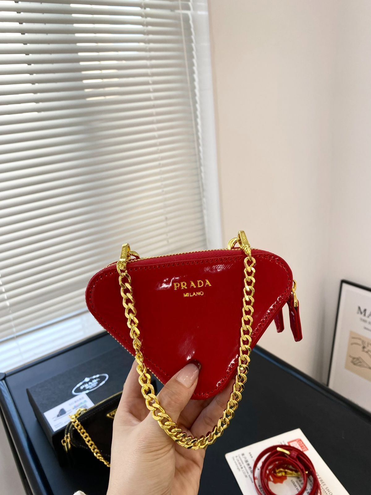 PRADA プラダ 三角リップバッグ（ボックス付き）