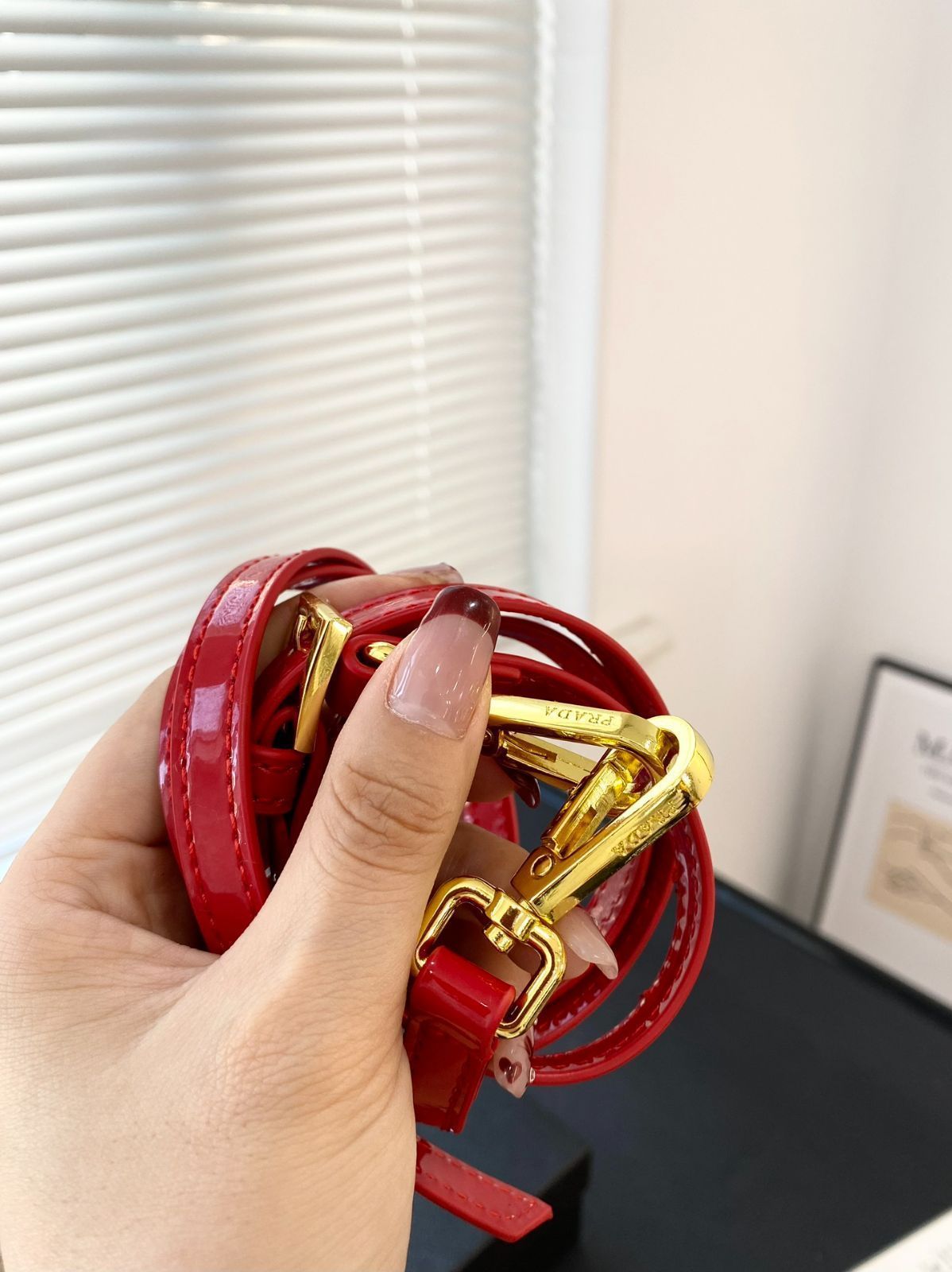 PRADA プラダ 三角リップバッグ（ボックス付き）