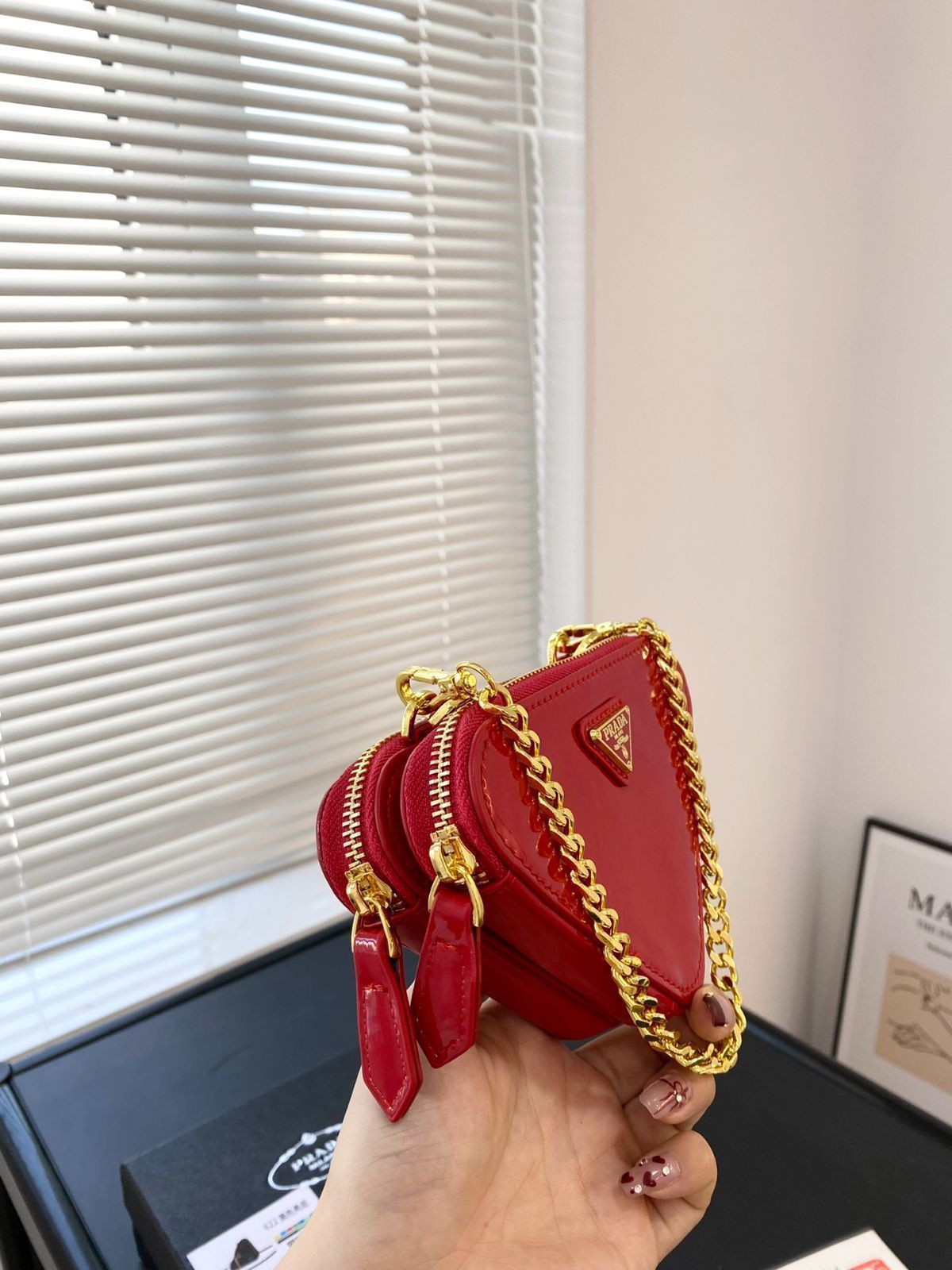 PRADA プラダ 三角リップバッグ（ボックス付き）