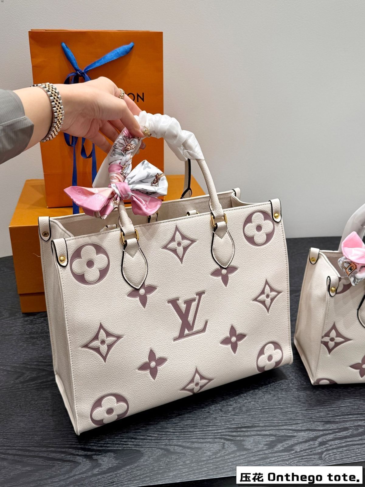 LV Onthego bb ジャングルトートバッグ(折りたたみギフトボックス付き)【中号 35cm / 小号 25cm】 LV Onthego bb ジャングルトートバッグ(折りたたみギフトボックス付き)【中号 35cm / 小号 25cm】
