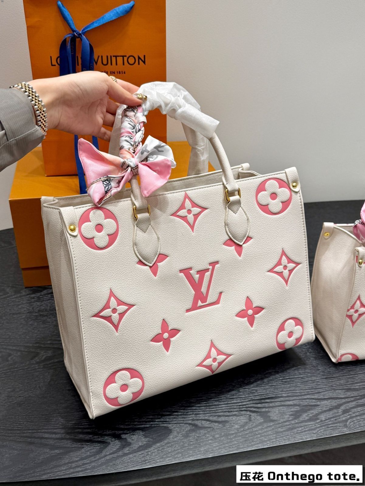 LV Onthego bb ジャングルトートバッグ(折りたたみギフトボックス付き)【中号 35cm / 小号 25cm】 LV Onthego bb ジャングルトートバッグ(折りたたみギフトボックス付き)【中号 35cm / 小号 25cm】