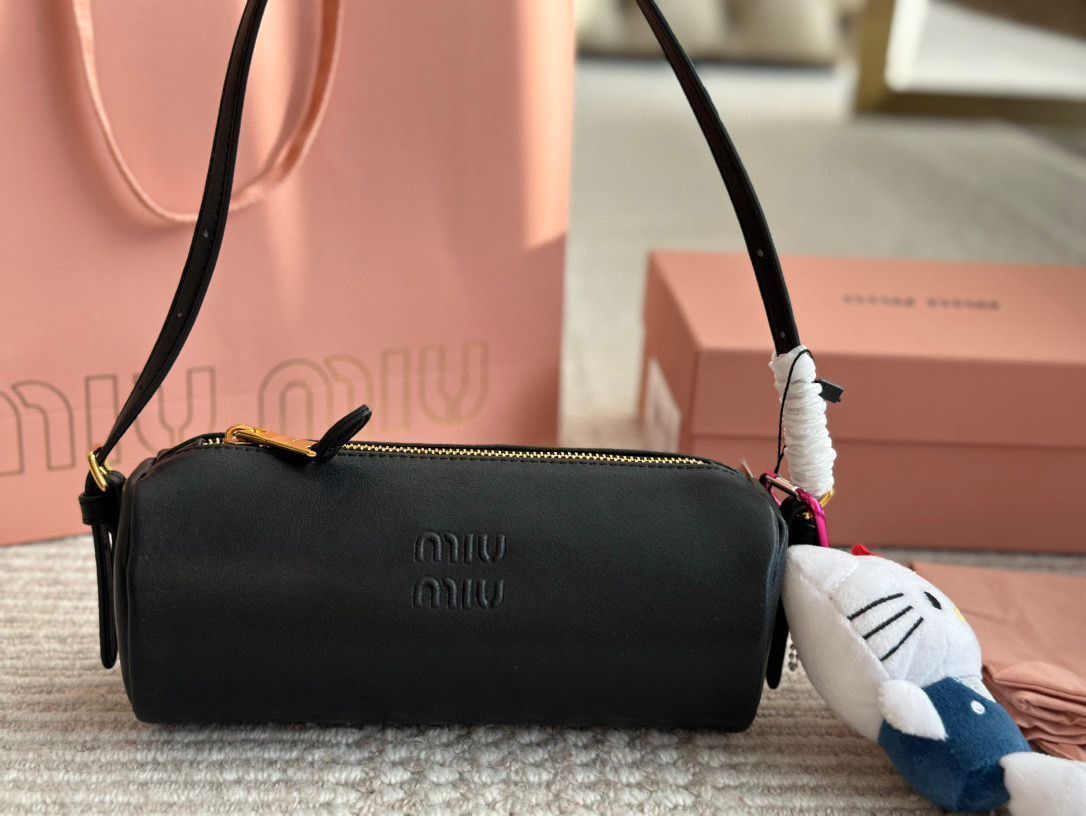【今日特価】miumiu ミニ円筒バッグ ヴィンテージナッパレザー