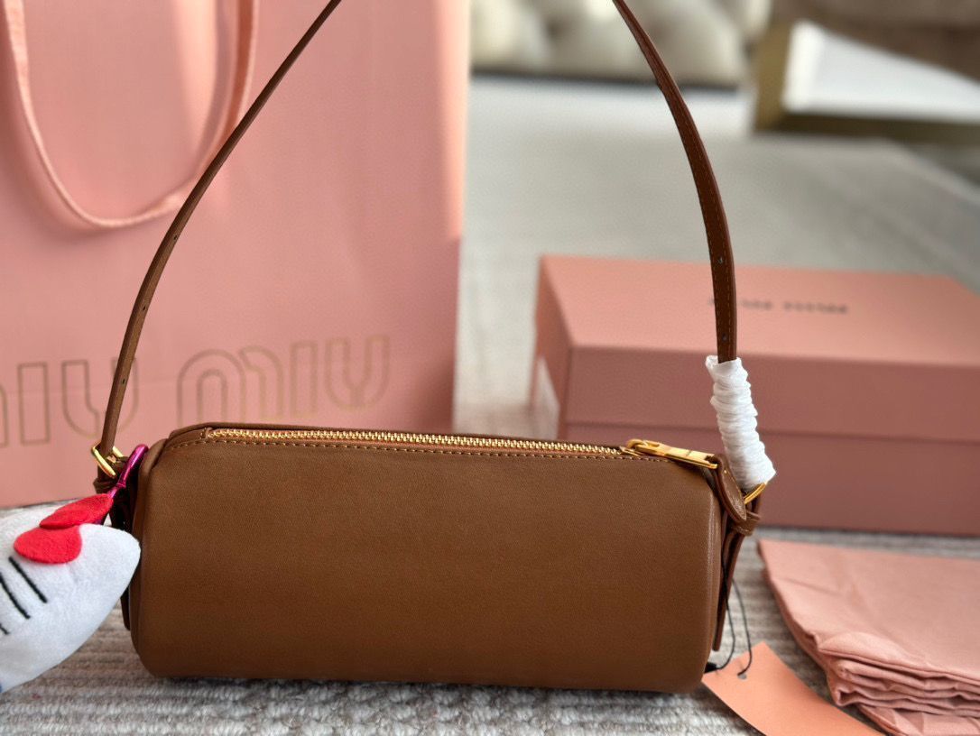 【今日特価】miumiu ミニ円筒バッグ ヴィンテージナッパレザー