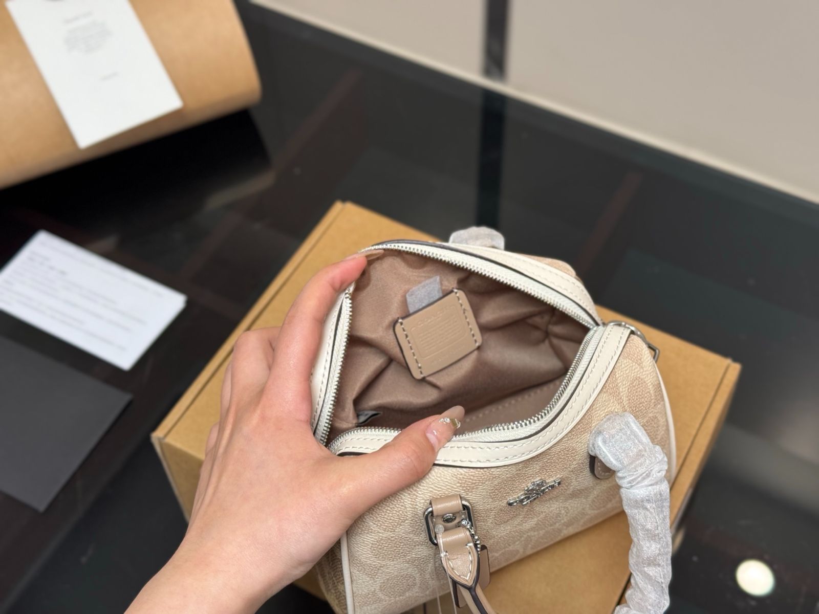 【今日特価】Coach Mini Pillow Bag - ミニ ピロー バッグ コーチ 【今日特価】Coach Mini Pillow Bag - ミニ ピロー バッグ コーチ