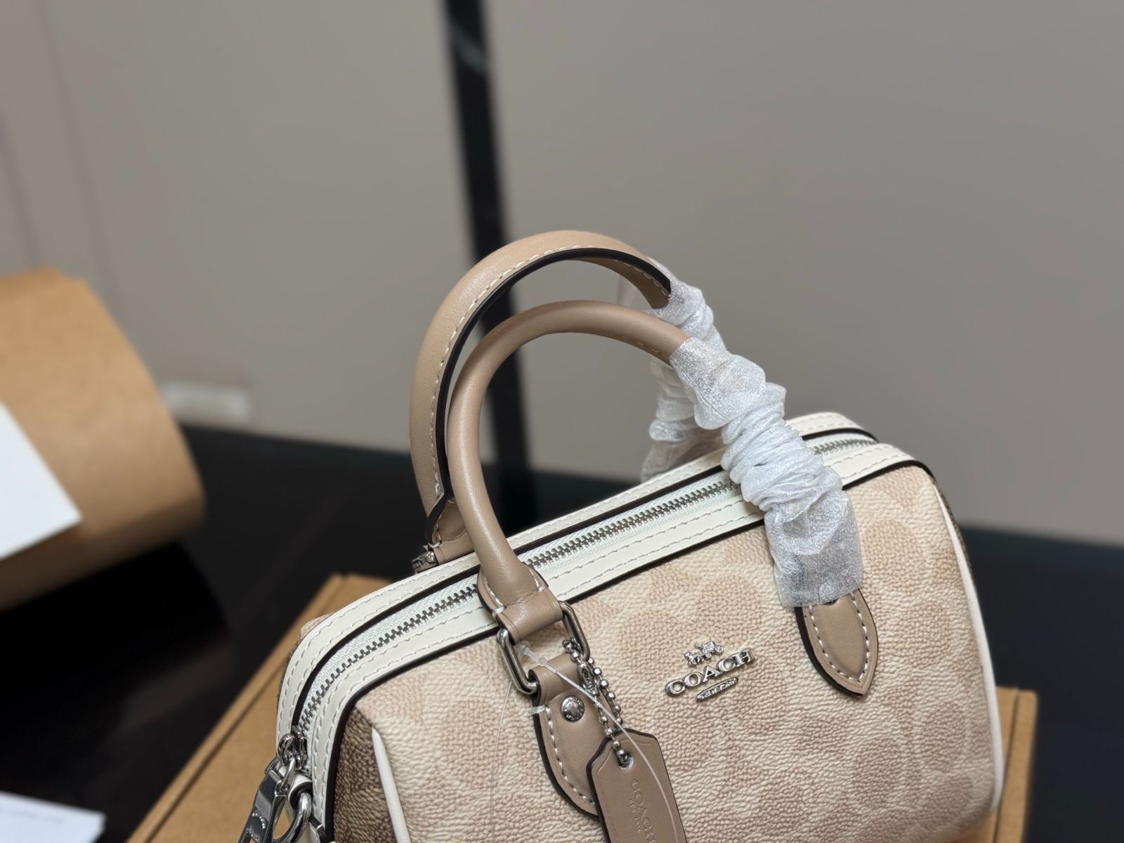 【今日特価】Coach Mini Pillow Bag - ミニ ピロー バッグ コーチ 【今日特価】Coach Mini Pillow Bag - ミニ ピロー バッグ コーチ
