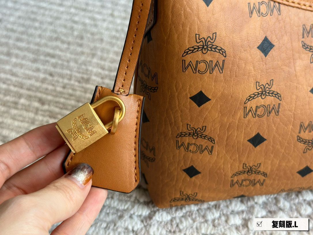 【今日特価】MCM Hobo Bag ホーボーバッグ バタークロ issant 【今日特価】MCM Hobo Bag ホーボーバッグ バタークロ issant
