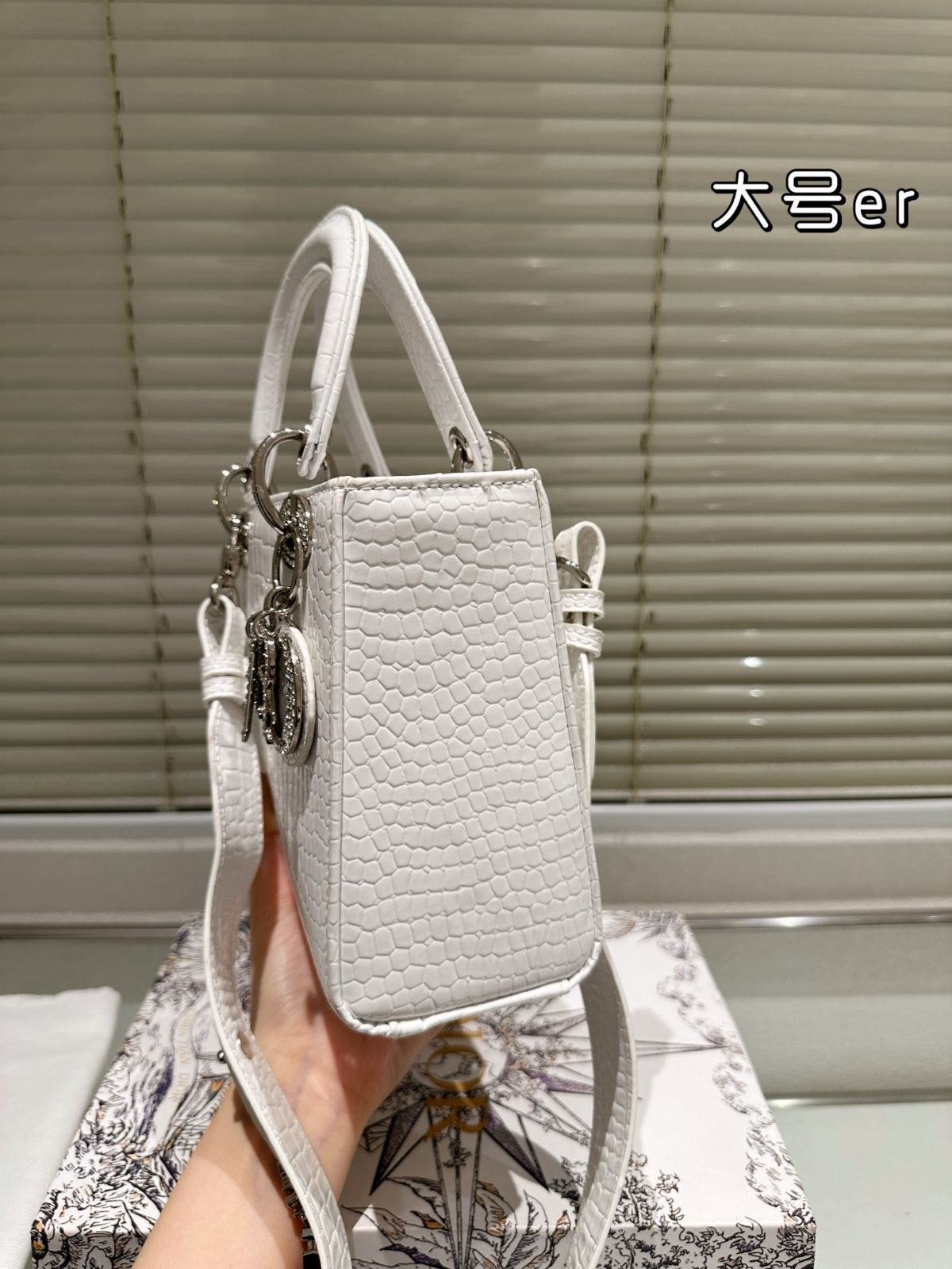【今日特価】Dior Lady Dior Bag with Folding Gift Box - レディー ディオール バッグ フォールディングギフトボックス付き