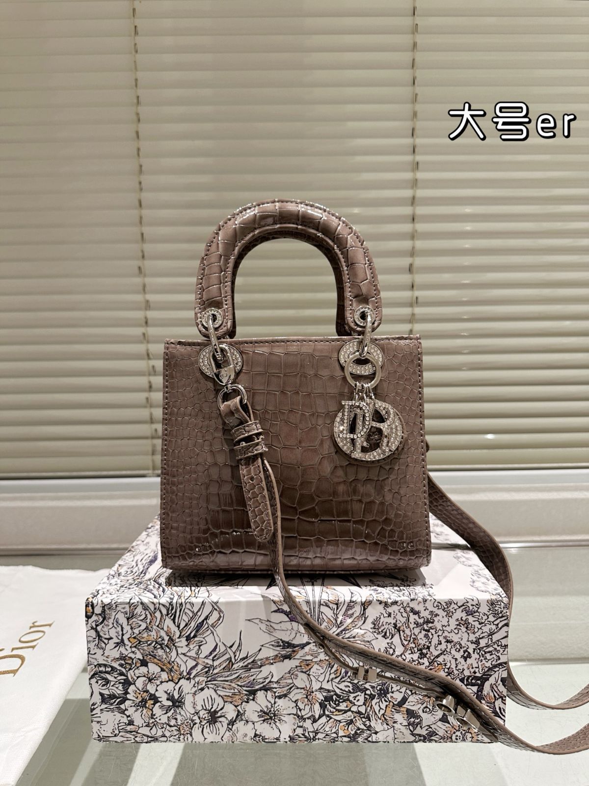 【今日特価】Dior Lady Dior Bag with Folding Gift Box - レディー ディオール バッグ フォールディングギフトボックス付き