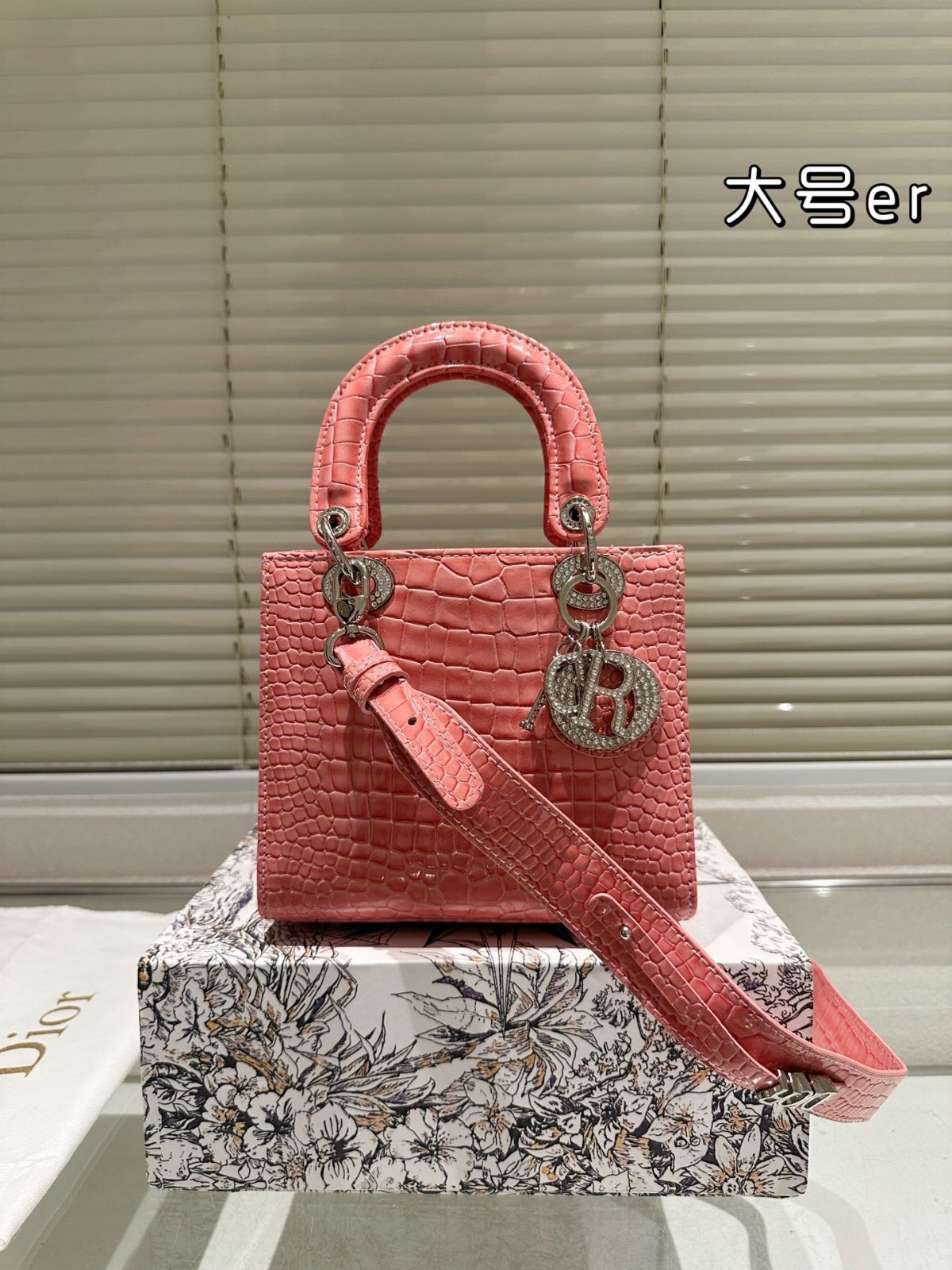 【今日特価】Dior Lady Dior Bag with Folding Gift Box - レディー ディオール バッグ フォールディングギフトボックス付き