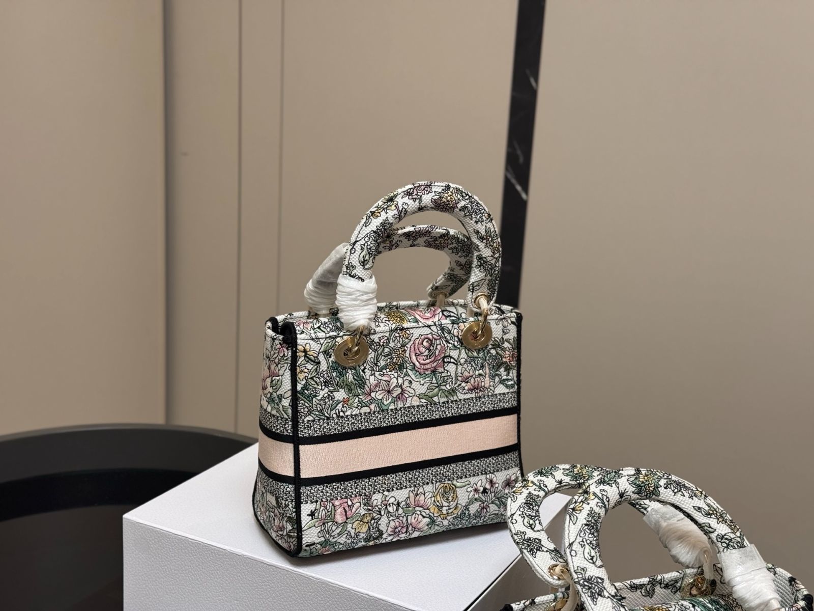 【今日特価】Dior Embroidered Lady Dior Bag ディオール 刺繍 レディー ディオール バッグ
