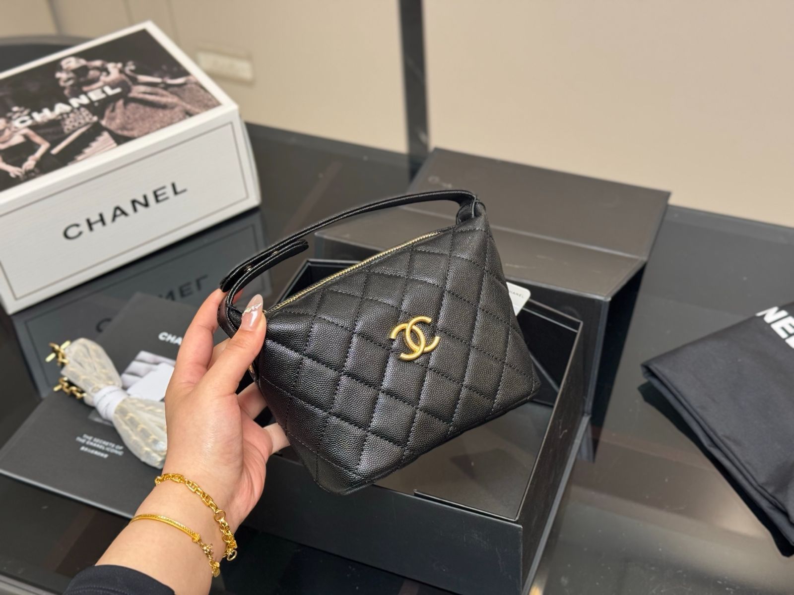 【今日特価】Chanel Bento Hobo Bag シャネル 弁当箱 ホーボーバッグ
