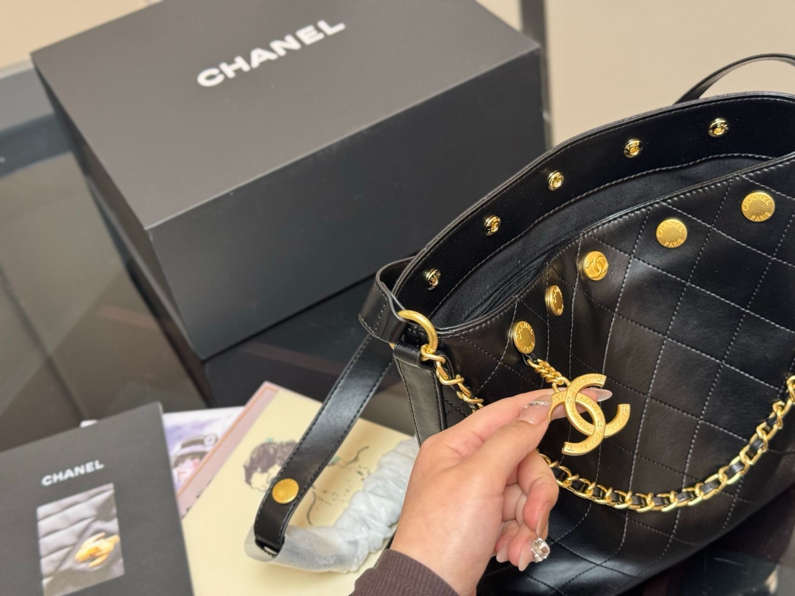 【今日特価】Chanel 24p Hippie Messenger Bag シャネル 24p ヒッピー メッセンジャーバッグ 【今日特価】Chanel 24p Hippie Messenger Bag シャネル 24p ヒッピー メッセンジャーバッグ