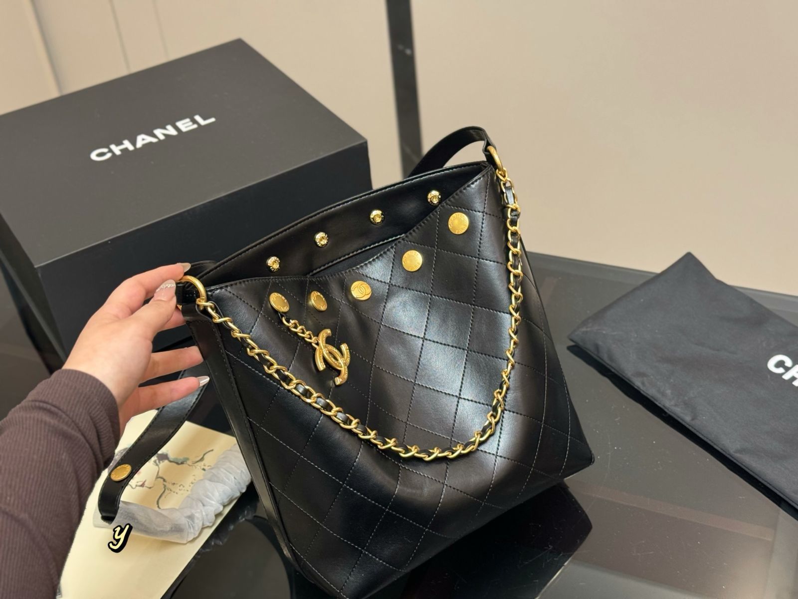 【今日特価】Chanel 24p Hippie Messenger Bag シャネル 24p ヒッピー メッセンジャーバッグ 【今日特価】Chanel 24p Hippie Messenger Bag シャネル 24p ヒッピー メッセンジャーバッグ