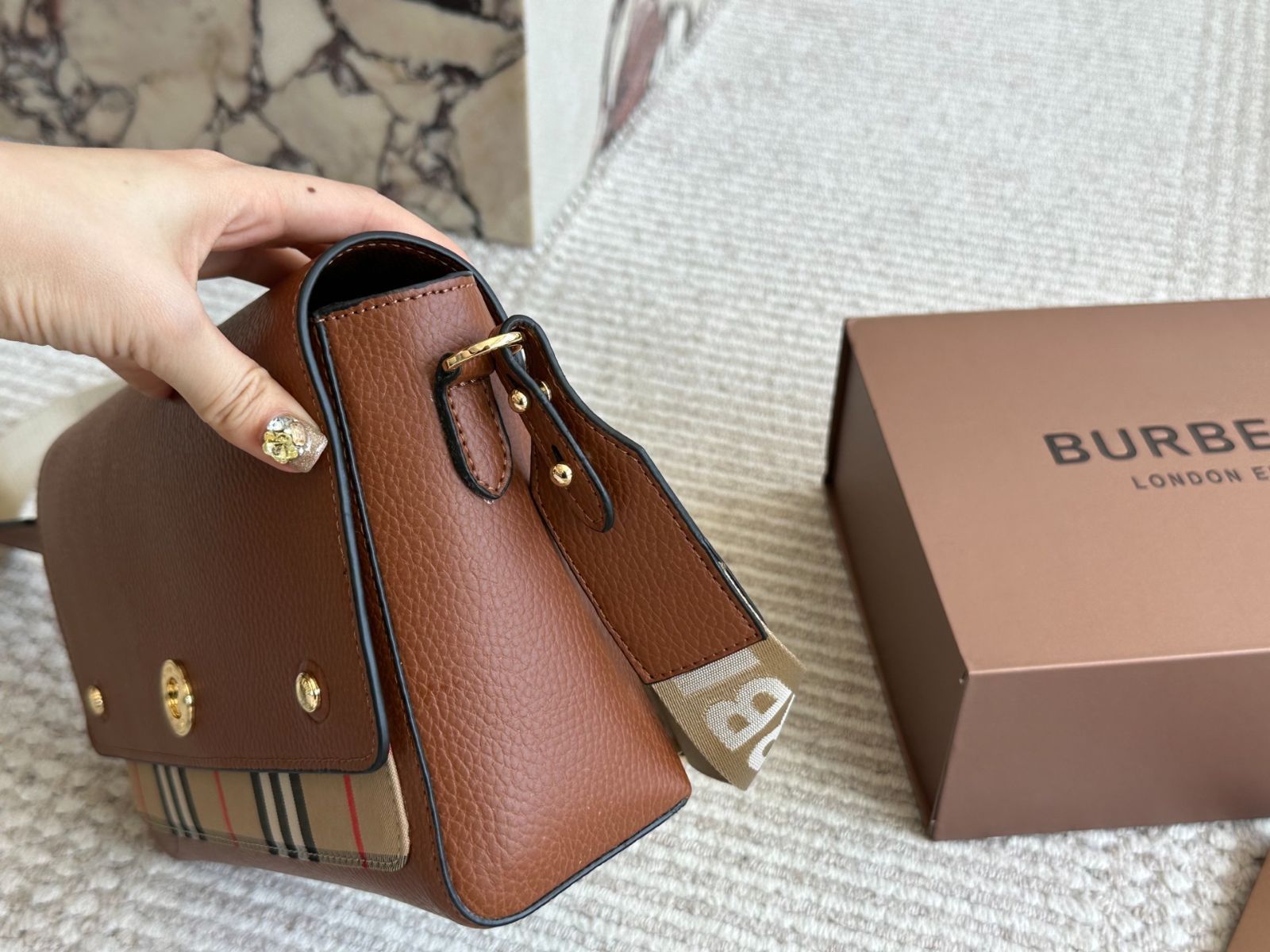 【今日特価】Burberry Classic Horseferry Messenger Bag - バーバリー クラシック ホースフェリー メッセンジャーバッグ 【今日特価】Burberry Classic Horseferry Messenger Bag - バーバリー クラシック ホースフェリー メッセンジャーバッグ