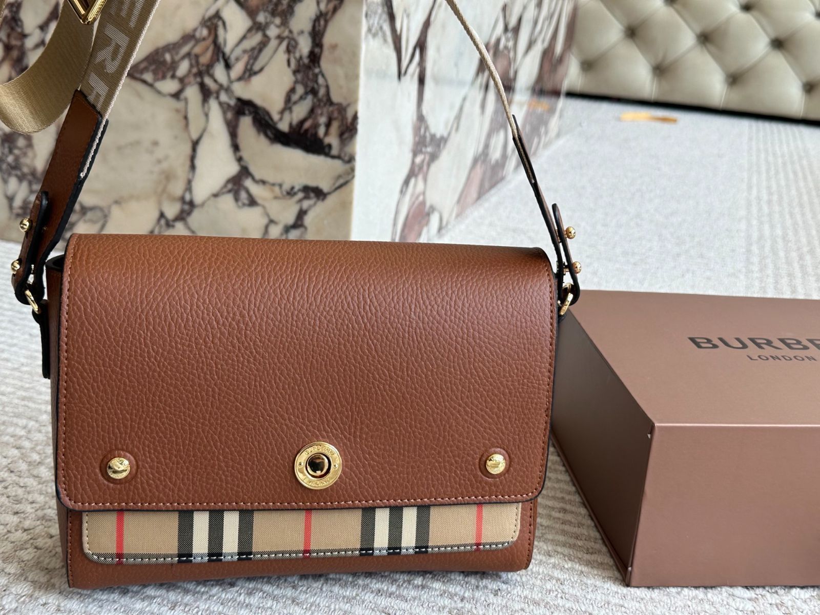 【今日特価】Burberry Classic Horseferry Messenger Bag - バーバリー クラシック ホースフェリー メッセンジャーバッグ 【今日特価】Burberry Classic Horseferry Messenger Bag - バーバリー クラシック ホースフェリー メッセンジャーバッグ