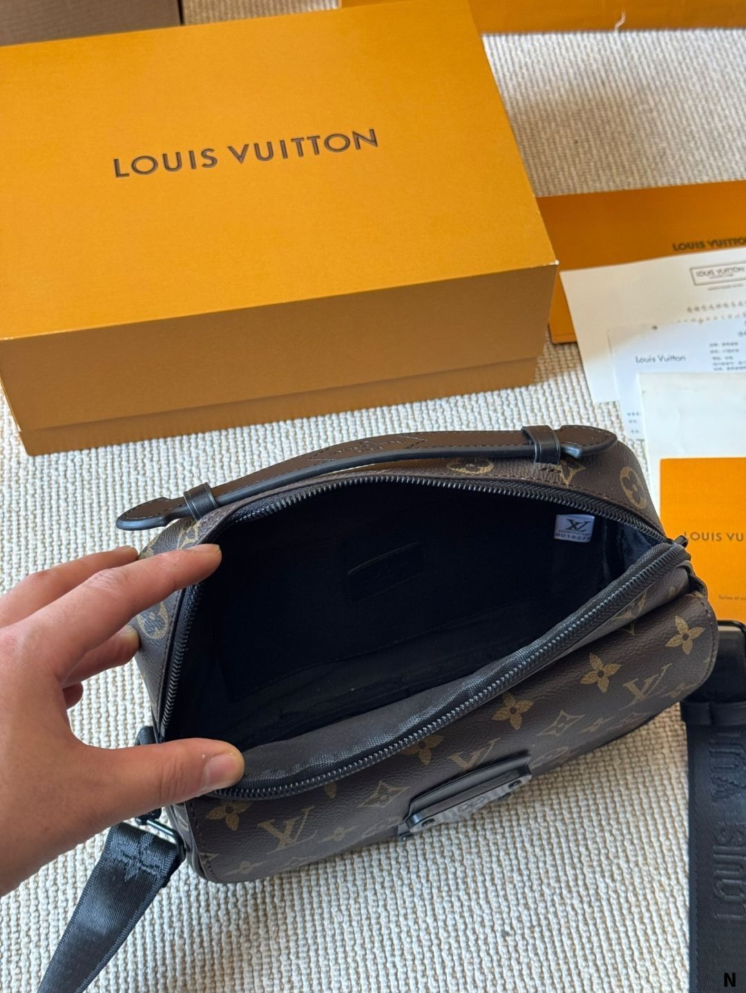 【今日特価】Louis Vuitton S Lock Sling Bag ルイヴィトン S ロック スリングバッグ