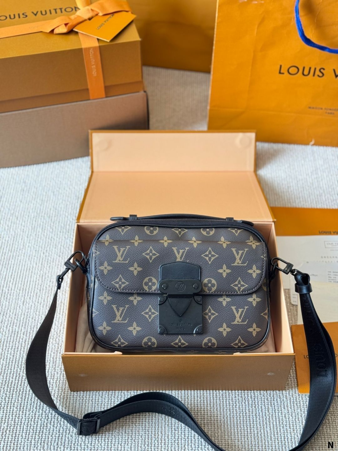 【今日特価】Louis Vuitton S Lock Sling Bag ルイヴィトン S ロック スリングバッグ