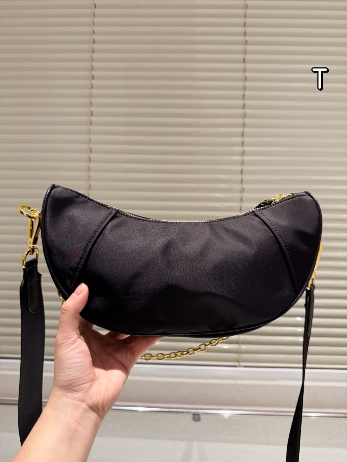 【今日特価】Prada Sling Bag プラダ スリングバッグ