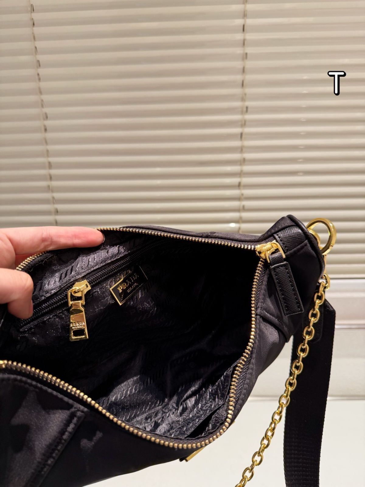 【今日特価】Prada Sling Bag プラダ スリングバッグ
