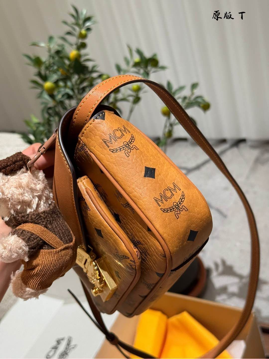 【今日特価】MCM New Arrival Messenger Crossbody Bag - MCM 新入荷メッセンジャー斜め掛けバッグ 【今日特価】MCM New Arrival Messenger Crossbody Bag - MCM 新入荷メッセンジャー斜め掛けバッグ