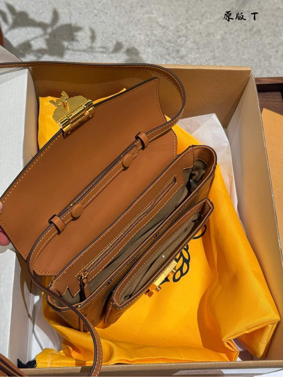 【今日特価】MCM New Arrival Messenger Crossbody Bag - MCM 新入荷メッセンジャー斜め掛けバッグ 【今日特価】MCM New Arrival Messenger Crossbody Bag - MCM 新入荷メッセンジャー斜め掛けバッグ