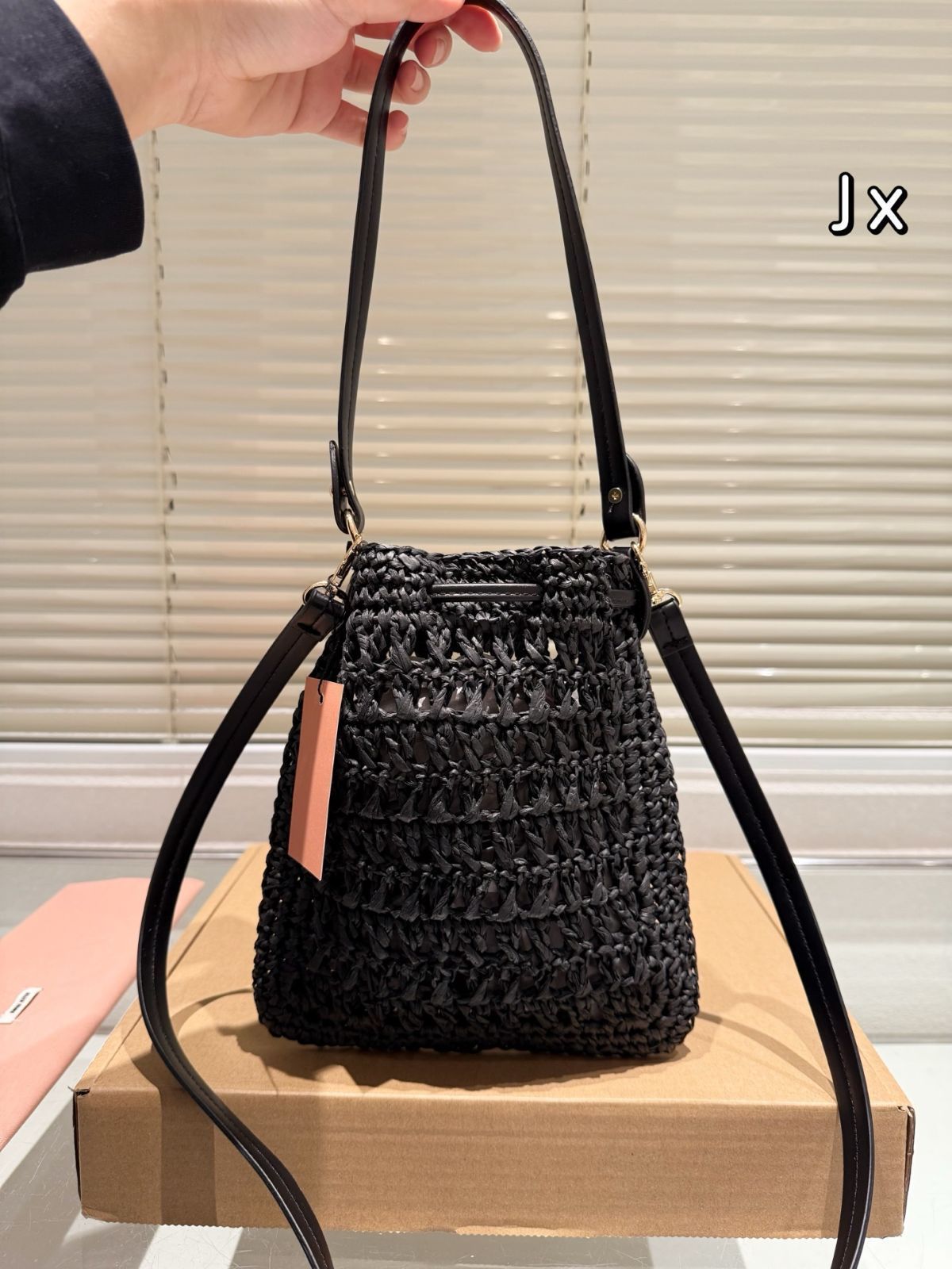 【今日特価】Miu Miu Natural Tone Weave Tote ミュウミュウ ナチュラルトーン ウェーブ トートバッグ 【今日特価】Miu Miu Natural Tone Weave Tote ミュウミュウ ナチュラルトーン ウェーブ トートバッグ
