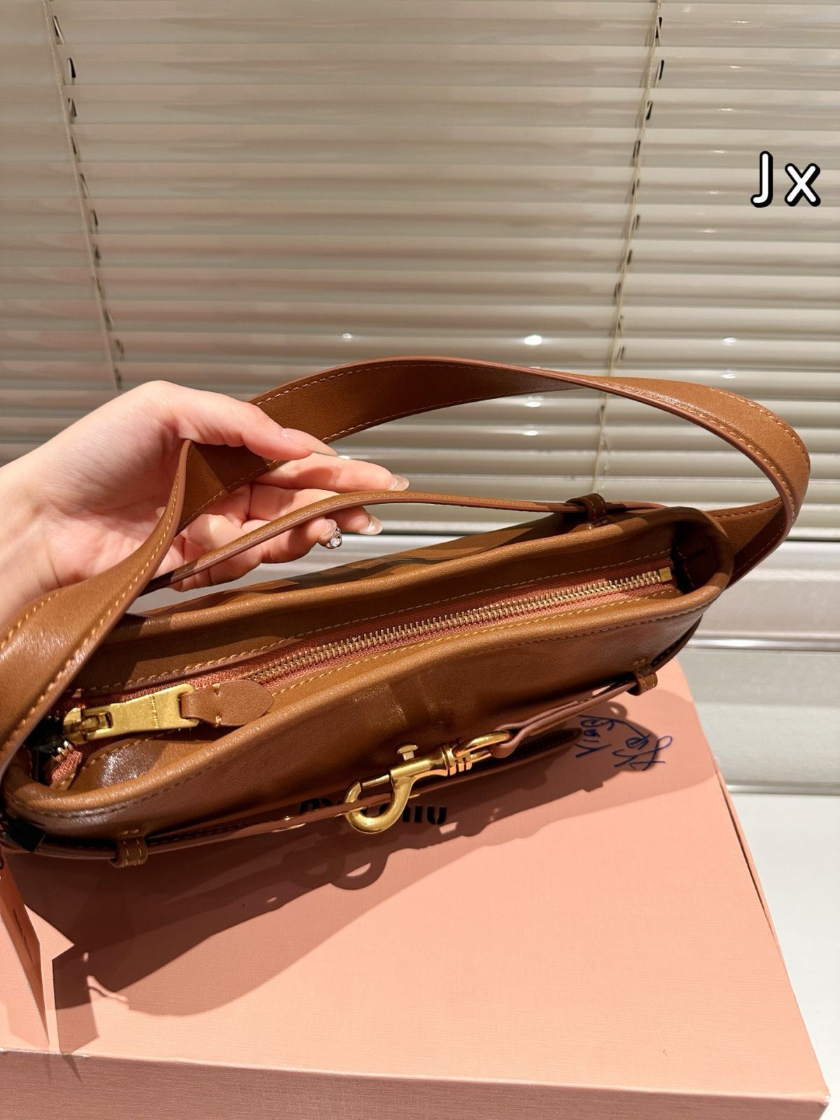 【今日特価】Miu Miu Aventure Nappa ミュウミュウ アヴェンチュール ナッパ アンダーアームバッグ
