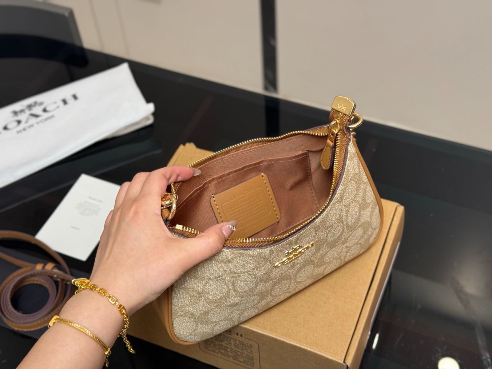 【今日特価】Coach Teri Underarm Bag - コーチ テリ アンダーアームバッグ 【今日特価】Coach Teri Underarm Bag - コーチ テリ アンダーアームバッグ