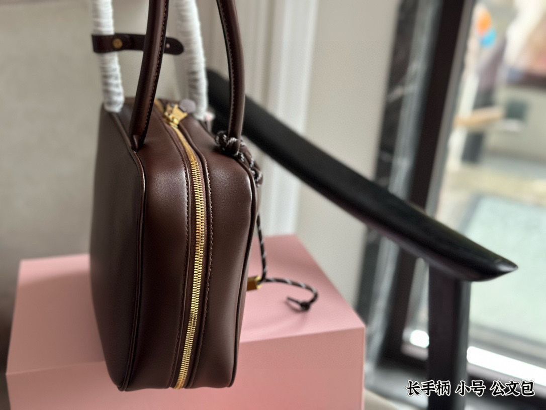 【今日特価】Miu Miu Small Bowling Briefcase / ミュウミュウ スモール ボウリング ブリーフケース 【今日特価】Miu Miu Small Bowling Briefcase / ミュウミュウ スモール ボウリング ブリーフケース