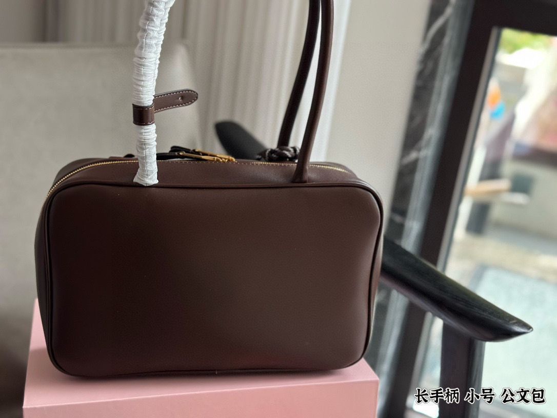 【今日特価】Miu Miu Small Bowling Briefcase / ミュウミュウ スモール ボウリング ブリーフケース 【今日特価】Miu Miu Small Bowling Briefcase / ミュウミュウ スモール ボウリング ブリーフケース