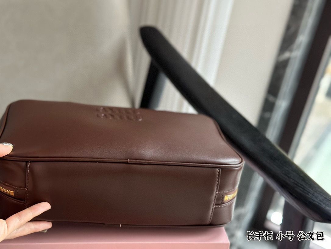 【今日特価】Miu Miu Small Bowling Briefcase / ミュウミュウ スモール ボウリング ブリーフケース 【今日特価】Miu Miu Small Bowling Briefcase / ミュウミュウ スモール ボウリング ブリーフケース
