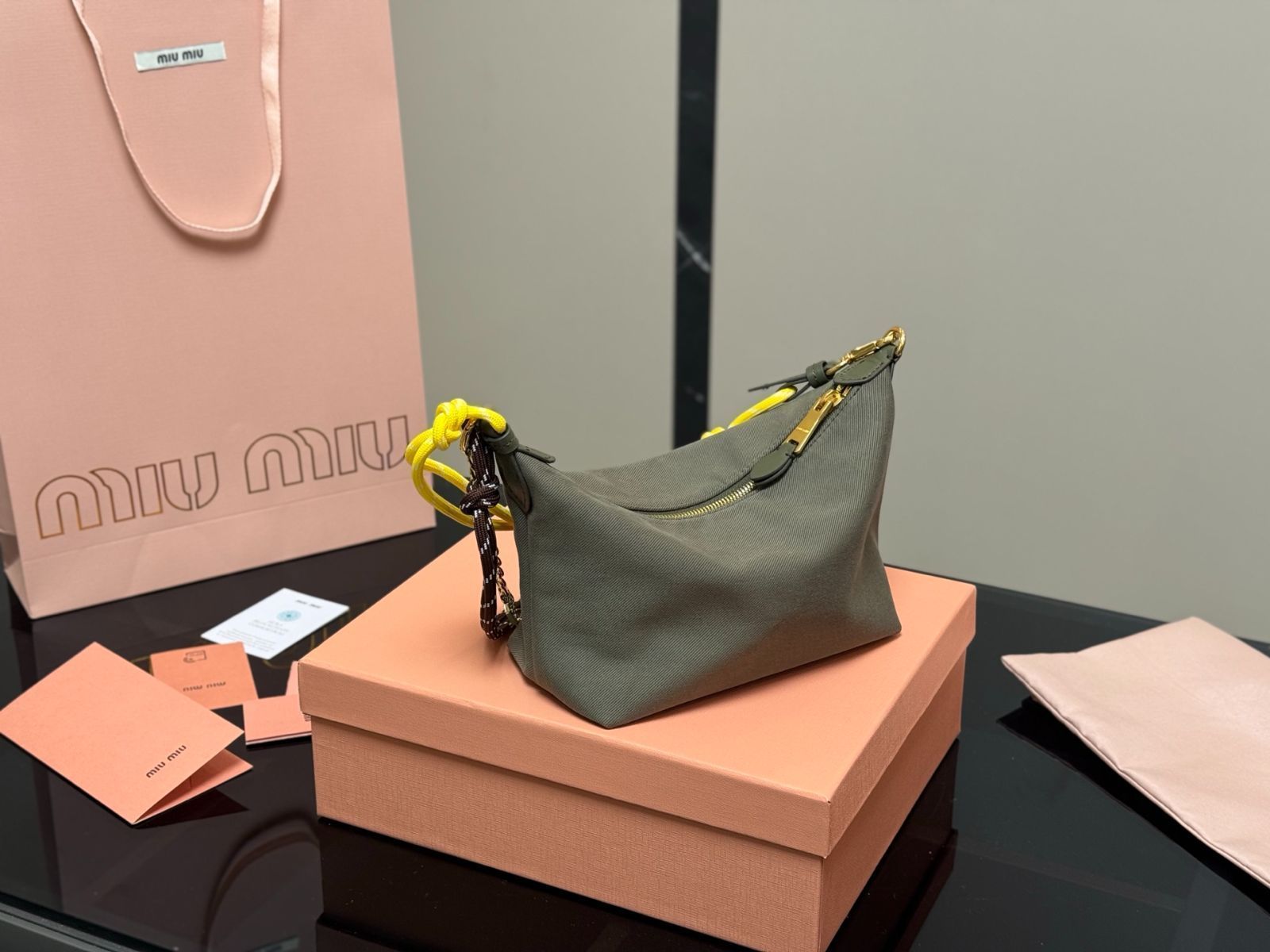【今日特価】MiuMiu ミュウミュウ キャンバス ランチボックスバッグ with サーフレース